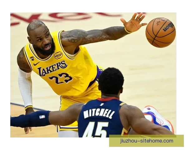 詹姆斯赛后暖心致敬ESPN女记者：原本该去冰敷但我必须回来你太棒了