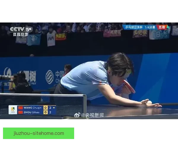 王楚钦赛场拼搏举动感动球迷采访中忽然双手撑地全力以赴